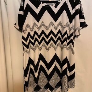 LuLaRoe Black and White Zigzag Short Sleeve Top
